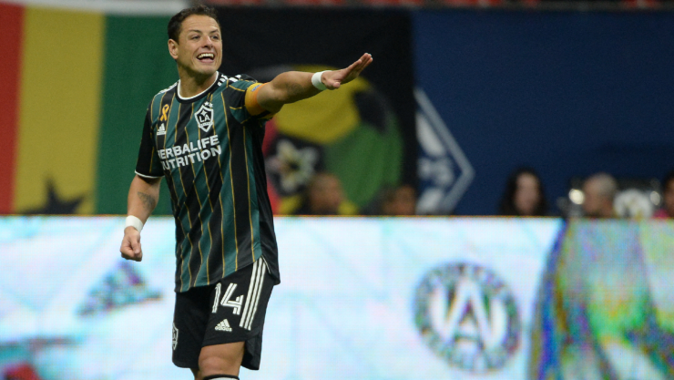 Chicharito en un partido con el Galaxy