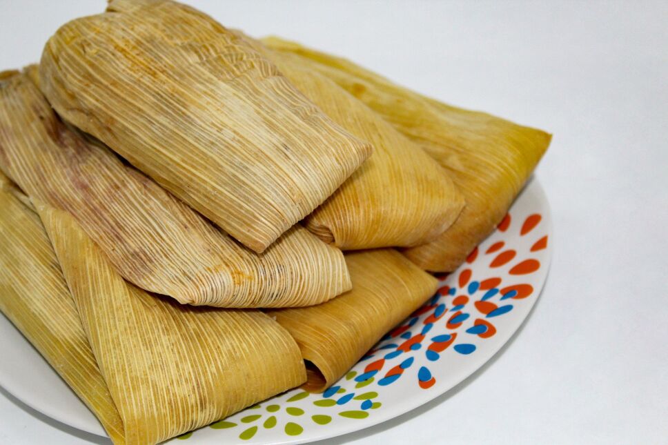 En el Día de la Candelaria, 2 de febrero, los mexicanos acostumbran reunirse para comer tamales y atole o champurrado, los cuales son llevados a la mesa por la persona a quien le salió el muñeco en la Rosca de Reyes.