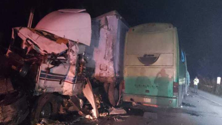 Un autobús chocó contra un tráiler en la carretera Villahermosa-Escárcega, a la altura de la junta municipal Francisco Villa, mejor conocida como Mamantel.