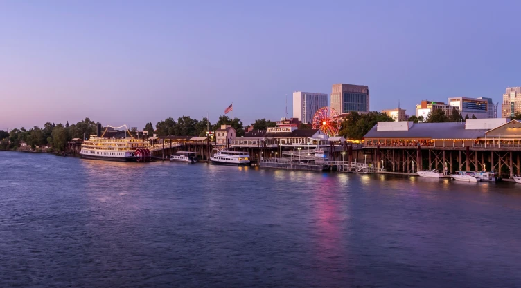 una vista del popular río Sacramento en California