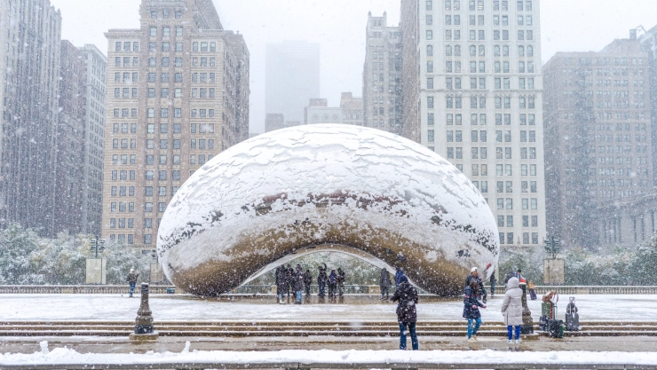 Postal de la ciudad de Chicago, Illinois, mientras nieva.