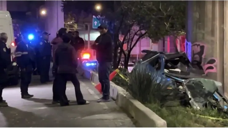 Choque contra columna del Segundo Piso de Periférico deja dos muertos.