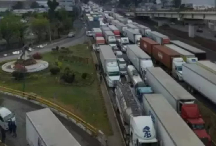 Fila de hasta 10 kilómetros en la autopista México-Querétaro; ¿Qué está pasando?