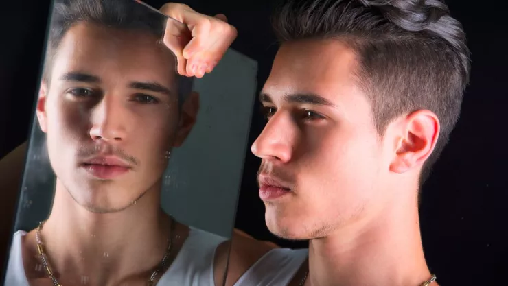 Identifica a una persona narcisista por lo que dice