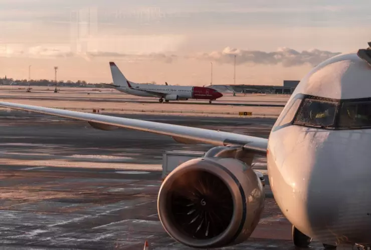 Unos aviones en una pista de aterrizaje.