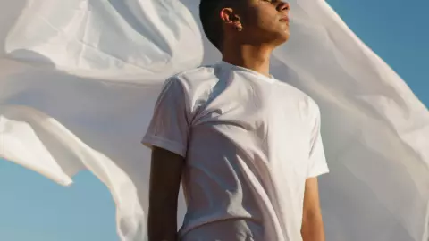 La ropa blanca simboliza renovación espiritual y energética