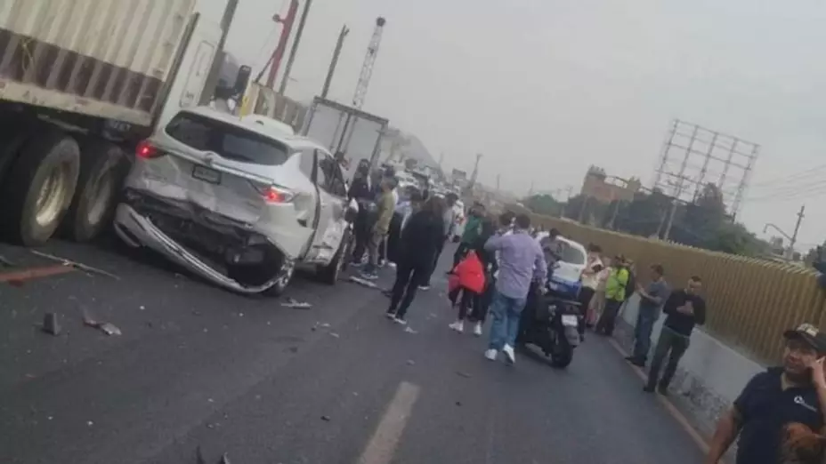 Trailer de basura se queda sin frenos e impacta varios autos en la México-Puebla