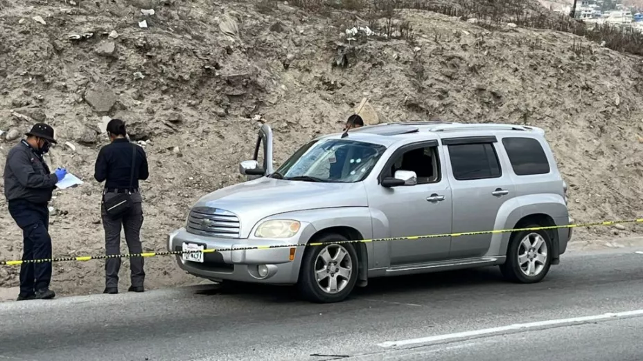 Vehículo sobre la Via Rápida Oriente a la alrtura del Monte de los Olivos