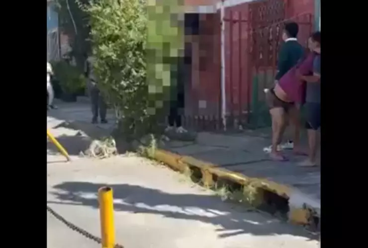 Mujer cae de una azotea y muere empalada en una reja en Puebla.png
