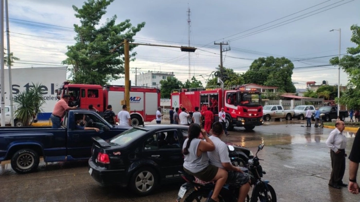 Policía muere al intentar salvar a familia en Papantla.
