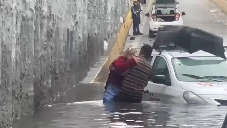 Hombre rescata a su esposa de la inundación en Guadalajara