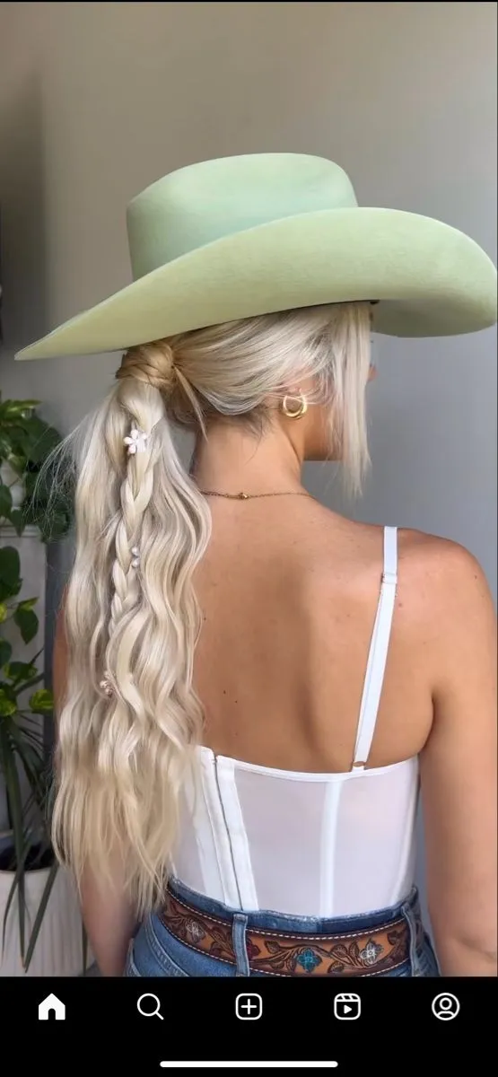 11 ideas de peinados con sombrero para mujer que se verán coquette, pero a la vez muy elegante