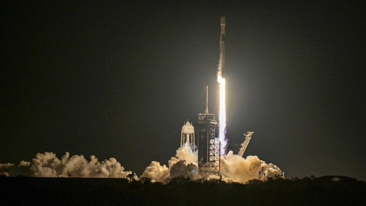 Athena, la sonda lunar de Intuitive Machines, aterrizó cerca del Polo Sur de la Luna, pero enfrenta problemas de orientación.