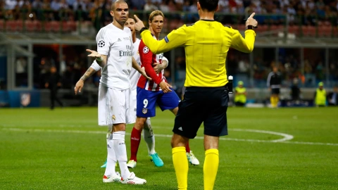 Pepe y Torres con el arbitro