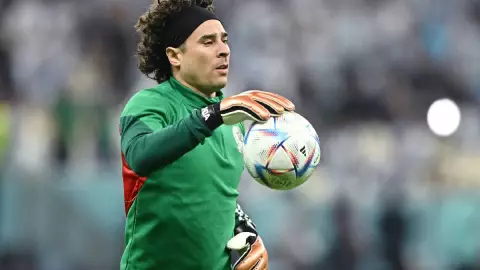El portero mexicano Guillermo Ochoa calienta previo al partido vs Argentina