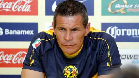 Alfredo Tena, sobre el arco del América