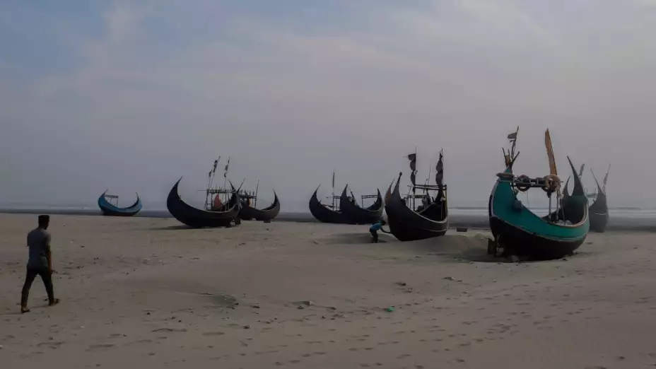 Barcos de pesca, en la playa de Teknaf, Bangladesh.