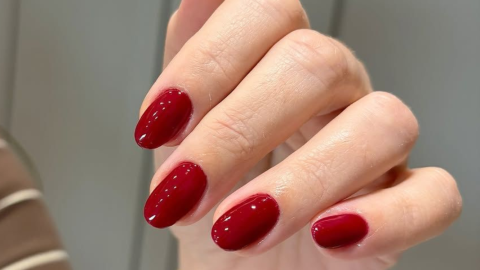 uñas rojo carmesí