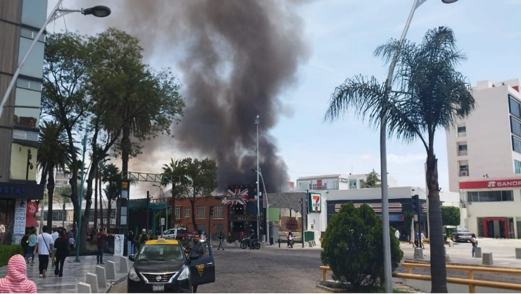 fuerte incendio avenida juárez.jpg