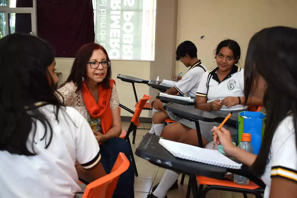 Alumnos de primaria y una maestra de la SEP intercambian ideas durante las clases del ciclo escolar 2024-2025