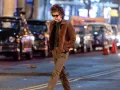 Los trajes no solo sirven para situar al espectador en una época específica, sino que también cuentan una historia dentro de la historia misma, ayudando a definir a los personajes, como el propio Bob Dylan, quien se encuentra en el centro de la película. El vestuario subraya la tensión y la emoción del entorno musical, haciendo de la moda un lenguaje visual que complementa la narrativa.
Crédito: Searchlight Pictures