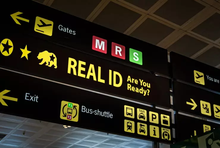 Letrero de la Real ID en aeropuerto de California