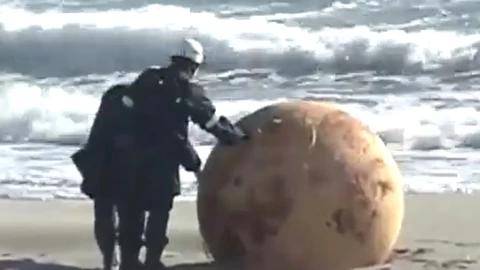 Misteriosa bola gigante de metal aparece en Japón y genera miedo