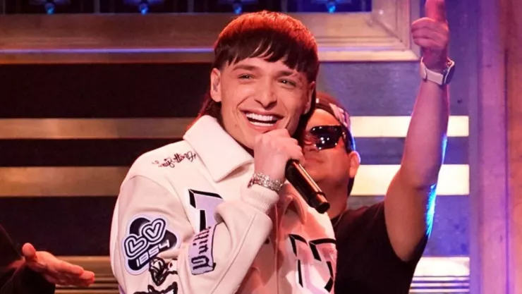 ¿Cuántos idiomas domina Peso Pluma? Fluidez sorprende a los fanáticos de los corridos