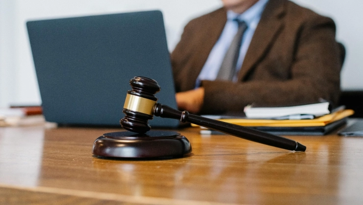 Un abogado de oficio puede representar a una persona detenida durante su proceso.