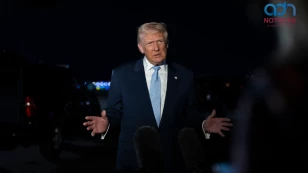  El presidente de EUA, Donald Trump, antes de tomar un vuelo 