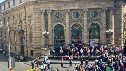 Manifestantes vandalizan sede del Congreso de CDMX; defienden infancias trans