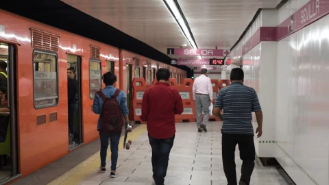 Una joven fue rescatada con vida tras caer a las vías de la estación Sevilla de la Línea 1 del Metro CDMX.