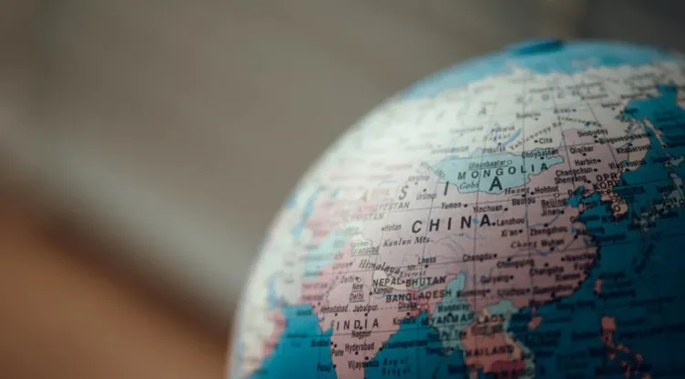 Globo terráqueo señalando China