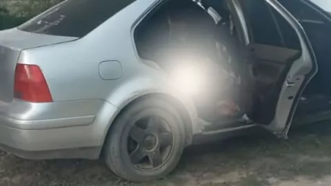 Encuentran cadáver en un auto en llamas en Puebla