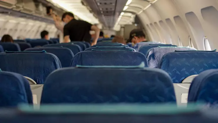 Mujer abre la puerta de emergencia de un avión