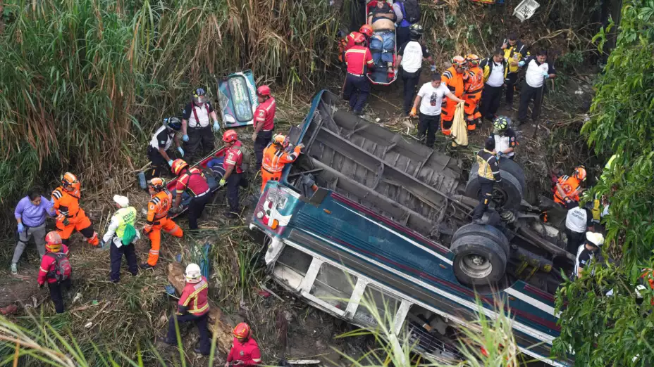 Lugar donde un autobús cayó de un puente en Guatemala.