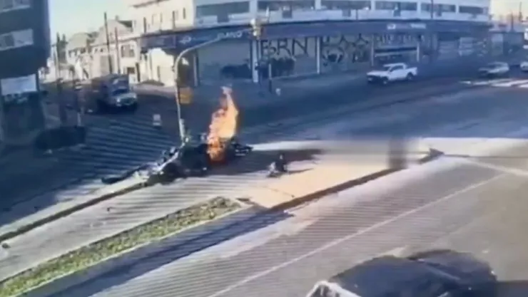 Se incendia tras fuerte choque contra autobús; momento quedó en video