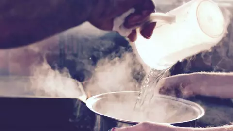 Niño sufre quemaduras tras caerle agua caliente