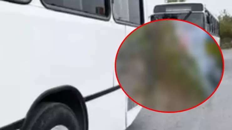 VIDEO: El angustiante momento en que un niño es arrastrado por un autobús tras quedar atrapado en la puerta