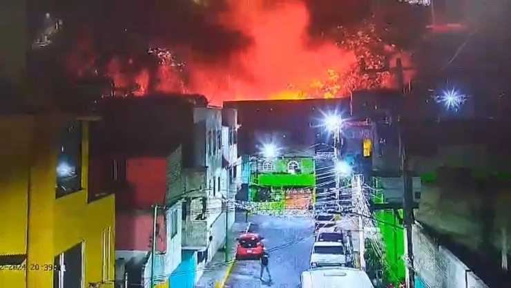 Un incendio se registró en colonia Tenorio, Iztapalapa, este 25 de diciembre.