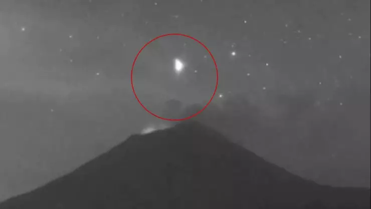 VIDEO_ Graban extraña luz en el volcán Popocatépetl ¿Un OVNI_?