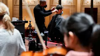 Los museos en Holanda abrieron como salones de belleza para hombres y mujeres.