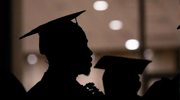 Silueta de un estudiante graduado en EU.