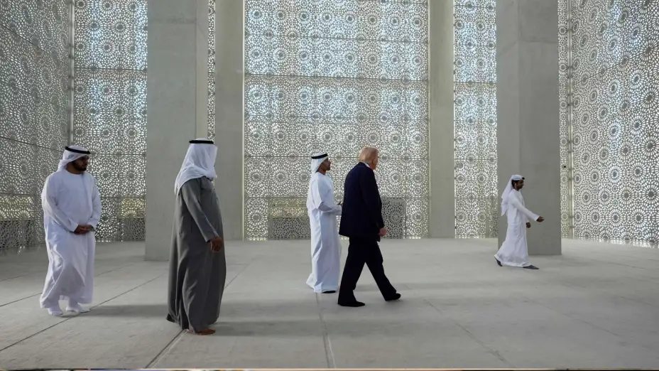 Donald Trump recorre la mezquita de su eminencia Ahmed El-Tayeb.