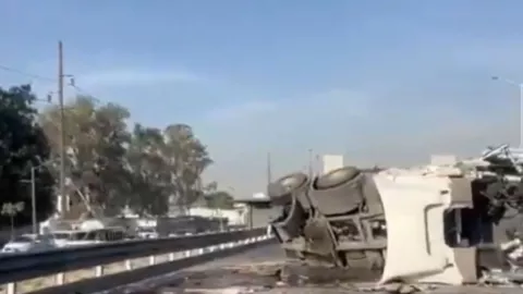 ¡Caos en Periférico Sur! Volcadura deja múltiples lesionados hoy 16 de enero en Periférico Sur