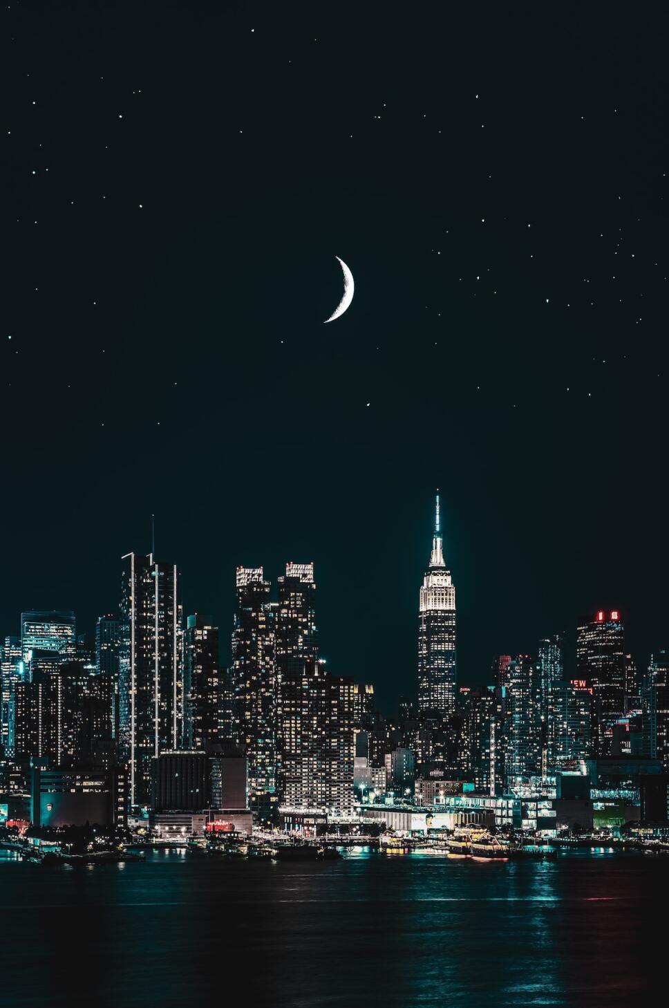 la luna sobre el skyline de nueva york