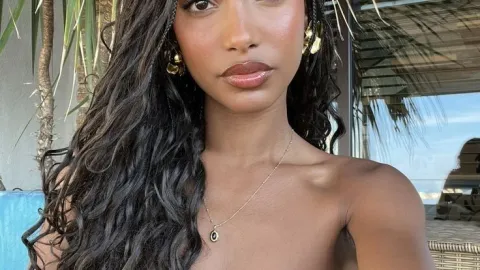 El maquillaje minimalista opta por una base ligera u el blush como protagonista para dar luminosidad