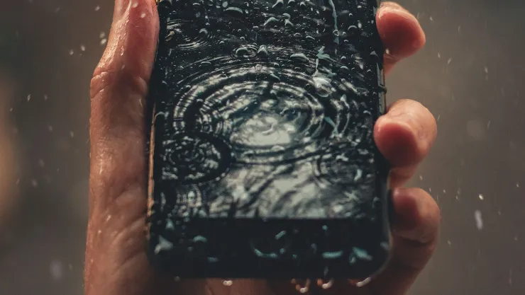 ¿Cómo proteger tu celular de la humedad durante la temporada de lluvias?