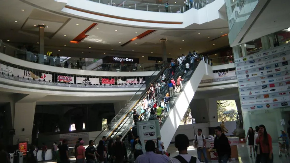 Hombre muere tras caer desde un tercer piso dentro de una Plaza Comercial