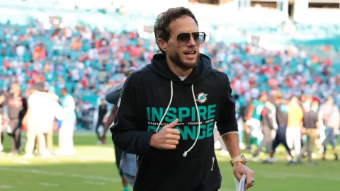 Qué hay detrás del despido del entrenador en jefe del Miami Dolphins